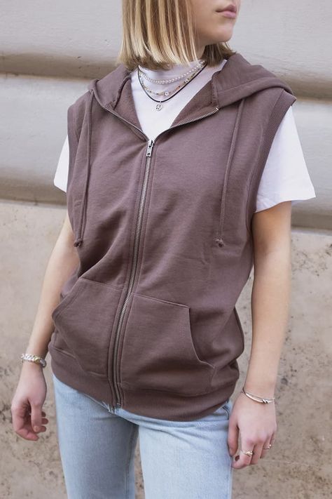 Vest Hoodie Outfit Women, Sleeveless Zip Up Hoodie Outfit, Hoodie Vest Outfit, Vest Hoodie Outfit, Sleeveless Hoodie Outfit, Sleeveless Hoodie Women, Hoodie Layering, Spider Sona, Daily Fits