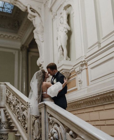 Old Building Wedding Photography, Fireplace Wedding Photos, Wedding Photos Elegant, Bride And Groom Stairs, Wedding Guests Photography, Royal Wedding Photoshoot, Old Money Wedding Photos, Wedding Portrait Poses, Library Wedding