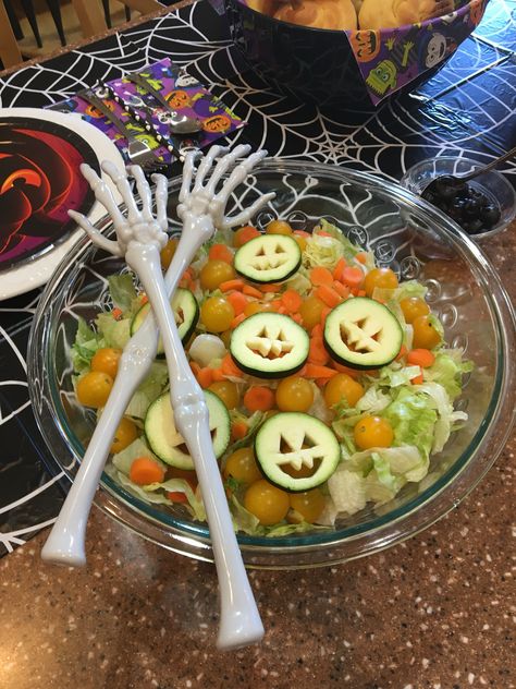 Fun salad made with cut out cucumber jack o lantern faces. Salad tongs found at the Dollar Store. Skull Cucumbers, Halloween Salad, Summerween Party, Halloween Dinner Ideas, Gender Reveal Food, Halloween Party Food Ideas, Salad Dinner, Salad Tongs, Jack O Lantern Faces