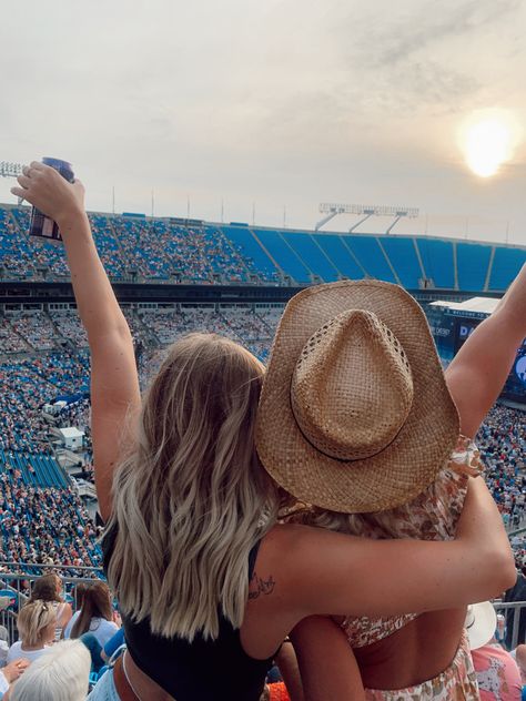 Debut Taylor Swift, Aesthetic Besties, Debut Taylor, Country Girl Aesthetic, Country Fest, Festival Aesthetic, Country Music Concerts, Country Summer, Country Music Festival