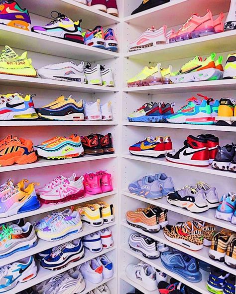 DREAM CLOSET 😍🥵🤧🥴💧 OMG 10K REPUBS👼 | sabrinapompeo Sepatu Air Jordan, Skor Sneakers Nike, Buty Jordan, Обувь Air Jordan, Sneaker Closet, Nike Shoes New, Shoe Room, Shoes Wallpaper, Skor Sneakers