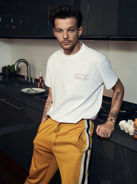 Gambar One Direction, One Direction Louis, The Observer, One Direction Photos, Louis And Harry, One Direction Pictures, Louis Williams, Fan Fiction, Larry Stylinson