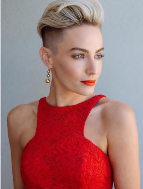 Pixie Undercut, Middle Part Hairstyles, Short Haircut Styles, Latest Haircuts, Short Hair Undercut, Short Pixie Haircuts, Fluffy Hair, Undercut Hairstyles, Girl Short Hair