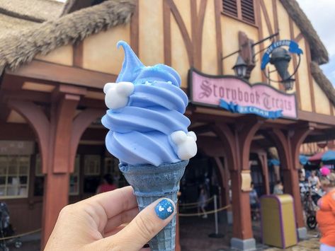 Disney Sweets, Disney Savings, Disney Desserts, Disney Treats, Disneyland Food, Disney World Food, Disney Snacks, Blue Food, Frozen Treat