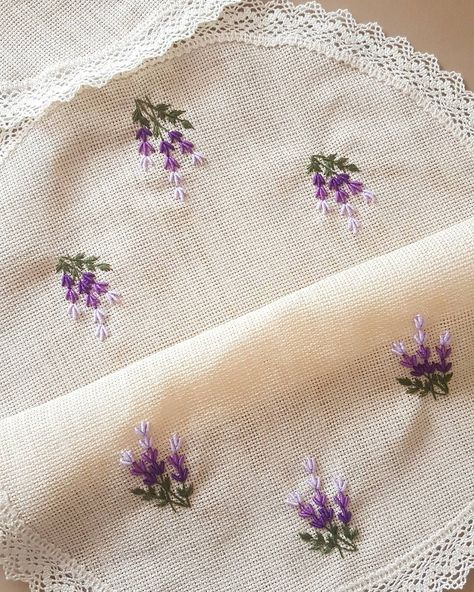 Embroidery Table Cloth, Cottage Core Embroidery, Simple Flower Embroidery Designs, Modern Hand Embroidery Patterns, Simple Hand Embroidery Patterns, Clothes Embroidery Diy, Ribbon Embroidery Tutorial, Diy Embroidery Designs, Handmade Embroidery Designs