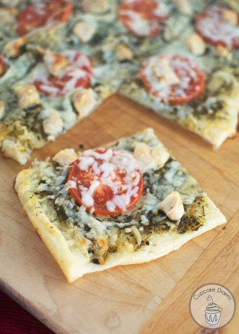 Chicken Pesto Pizza, Pesto Pizza Recipe, Pizza Cupcakes, Homemade Pizzas, Cupcake Diaries, Yummy Pizza, Chicken Pesto, Pesto Pizza, Semi Homemade