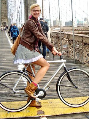 A Woman Was Given A Warning By The NYPD For Riding Her Bike With A Skirt On Amsterdam Bike, Dutch Women, Female Cyclist, Commuter Bicycle, Urban Bike, Cycle Chic, Beautiful Bike, Bicycle Girl, Womens Bike