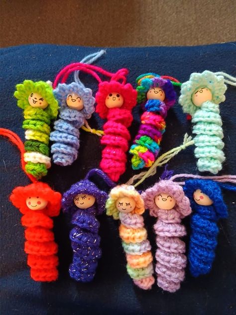 Random Acts Of Crochet Kindness, Worm Crafts, Crochet Kindness, Worry Worm, Knitted Heart Pattern, Crochet Craft Fair, Crochet Christmas Ornaments Free, Chicken Scratch Embroidery, Crochet Toys Free