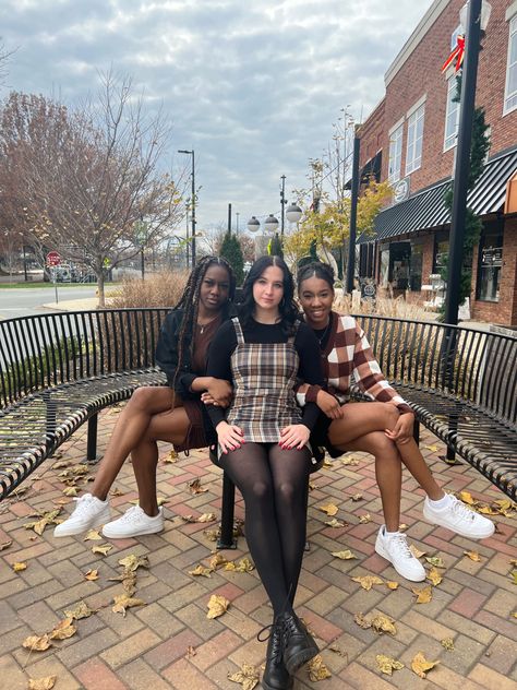 #trio #triodeamigas #poses #trioposes #aesthetic #fallfashion #christmas Pose Perspective, Aesthetic Trio, Trio Pictures, Duo Poses, Bestie Pics, Friend Poses Photography, Poses Photography, People Sitting, Friend Goals