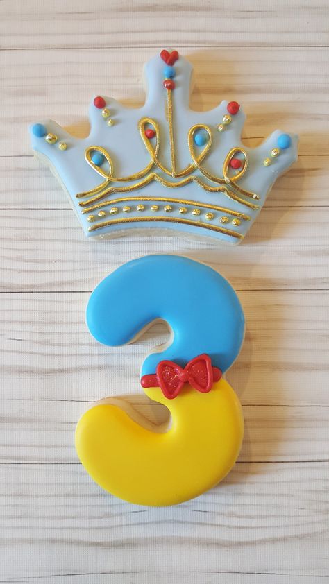 Snow White Decorated Cookies, Number 3 Cookies, Snow White Crown, Snow White Cookies, Snow White Cupcakes, Snow White Birthday Party Ideas, Disney Princess Cookies, 3 Cookies, Crown Cookies