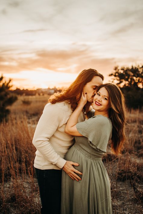 Field Maternity Pictures, Spring Maternity Pictures, Golden Hour Maternity Shoot, Summer Maternity Photography, Sunset Pregnancy Photos, Open Field Maternity Photos, Maternity Photography Golden Hour, Golden Hour Maternity, Maternity Photography Fall