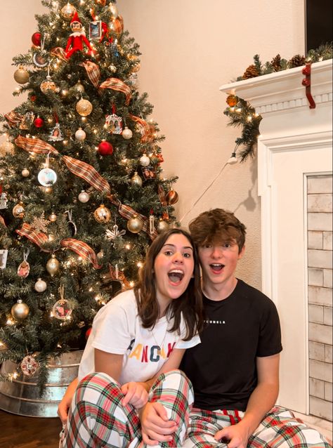 Cute Christmas Pjs For Couples, Bf And Gf Christmas Pictures, Christmas Boyfriend Goals, Christmas Cute Couple, Christmas With Boyfriend, Matching Christmas Pajamas Couples, Christmas Goals, Goofy Couples, Christmas Pj Pants