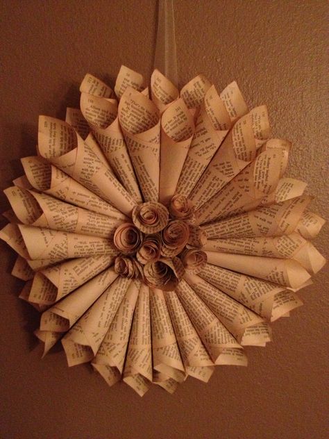 Paper book wreath Diy Old Books, Books Christmas, Book Page Wreath, Paper Decorations Diy, Holiday Diy Projects, Recycled Books, Book Page Crafts, Music Paper, Paper Wreath