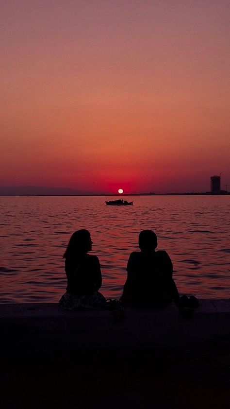 Sunset Couple Aesthetic, Couple Sunset Pictures, Sunset Couple Pictures, Full Moon Photography, Type Of Love, Wattpad Background, Couple Moments, Romantic Wallpaper