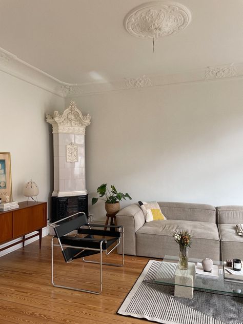 Livingroom in old building midcenturymodern interior style beige couch travertine coffeetable wasilly chair Wasilly Chair Interiors, Wasilly Chair, Bauhaus Apartment, Hm Home, Weekend Mood, Beige Interior, Future Apartment, Dream House Interior, Room Interior Design