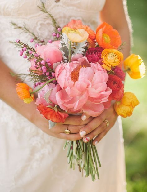 Elizabeth Benson + Beau Overholt Wedding via Elizabeth Bailey Weddings | 09.14.2024 | Proposal Poppy Bouquet, Spring Flower Bouquet, Free Wedding Planning Checklist, Spring Wedding Bouquets, Peony Bouquet Wedding, Spring Wedding Bouquet, Homemade Wedding, Spring Wedding Flowers, Artistic Wedding