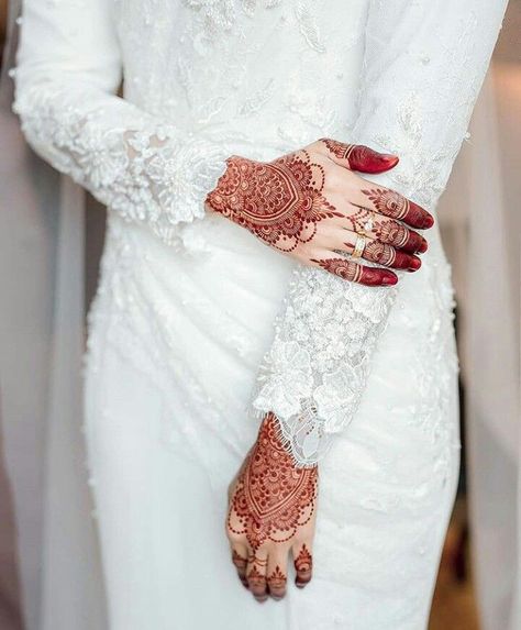 Amazing white Inai Nikah, Henna Simpel, Inai Design, Nikah Poses, Henna Nikah, Khatam Quran, Kasut Pengantin, Hands Pretty, Latest Mehndi Designs Wedding