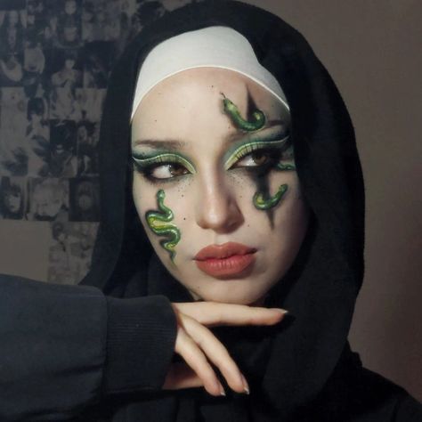 Itsnaada._ on instagram Snake Makeup Look, Snake Cosplay, Snake Makeup, Ideas Maquillaje, Medusa Art, Chinese Makeup, Creative Makeup, Makeup Art, Makeup Inspo