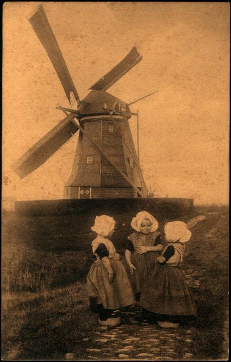 Dutch children & windmill...have always liked seeing a windmill and little dutch girls Netherlands Windmills, Windmill Water, Dutch People, Old Windmills, Dutch Windmills, Dutch Girl, Old Dutch, Vintage Postcard, Vintage Photographs