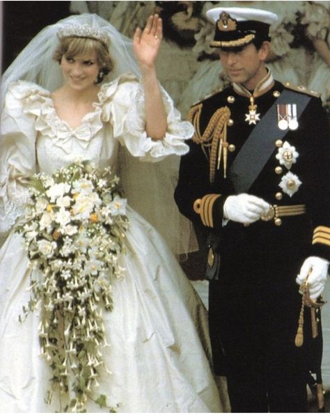 Diana Makeup, Princess Diana Wedding Dress, Royal Wedding Dresses, Windsor Family, Charles And Diana Wedding, Diana Wedding Dress, Princess Diana And Charles, Royal Wedding Gowns, Princess Diana Wedding