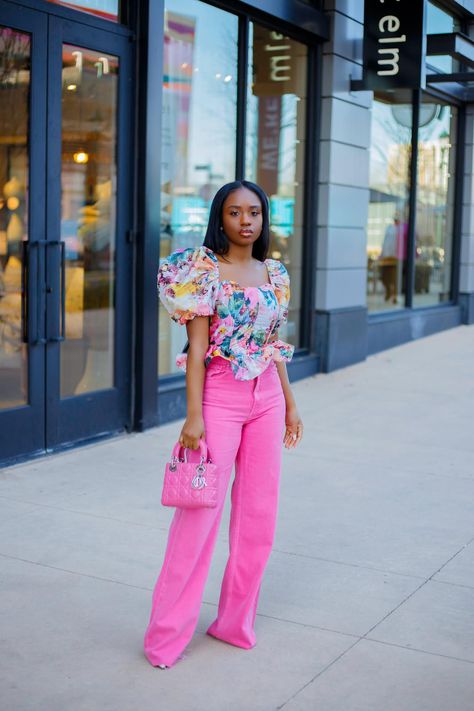 Jeans And Colorful Top, Coloured Jeans Outfits, How To Style Pink Jeans, Pink Top And Jeans Outfit, Pink Bag Outfit, Spring Holiday Outfit, Pink Jeans Outfit, Colored Jeans Outfits, Spring Outfits Japan