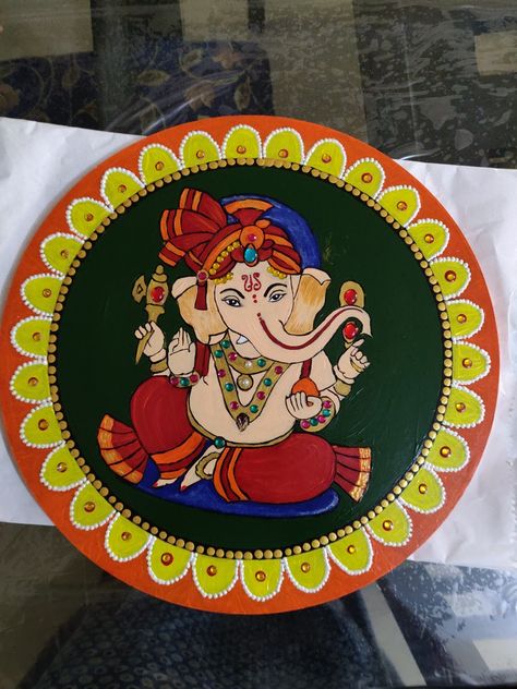 Ganesha Painting On Round Canvas, Lipan Art Mirror Work Diy Round, Round Mdf Board Painting Ideas, Lippan Painting, Akansha Singh, Ganesh Artwork, Lord Painting, Painted Mirror Art, Pichwai Painting