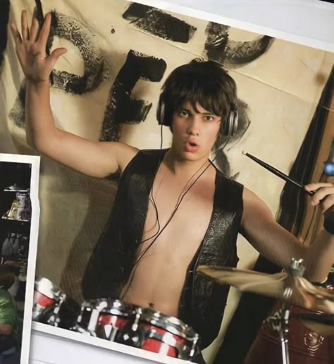 Rodrick Heffley Outfit Ideas, Rodrick Heffley Drums, Roderick Heffley, Devon Bostick Rodrick, Rodrick Rules, Hot Emo Guy, Rodrick Heffley, Devon Bostick, Diary Of A Wimpy