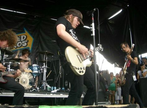 Mikey Way and Ray Toro play with Fall Out Boy at Warped Tour Emo Band Memes, Emo People, Ray Toro, Pete Wentz, Mikey Way, Emo Kid, Boy Images, Warped Tour, Emo Bands