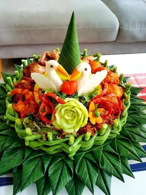 Tumpeng Buah, Garnish Tumpeng, Kreasi Tumpeng, Buffet Decor, Catering Food, Food Garnishes, Food Platters, Red Velvet Cake, Banana Leaf