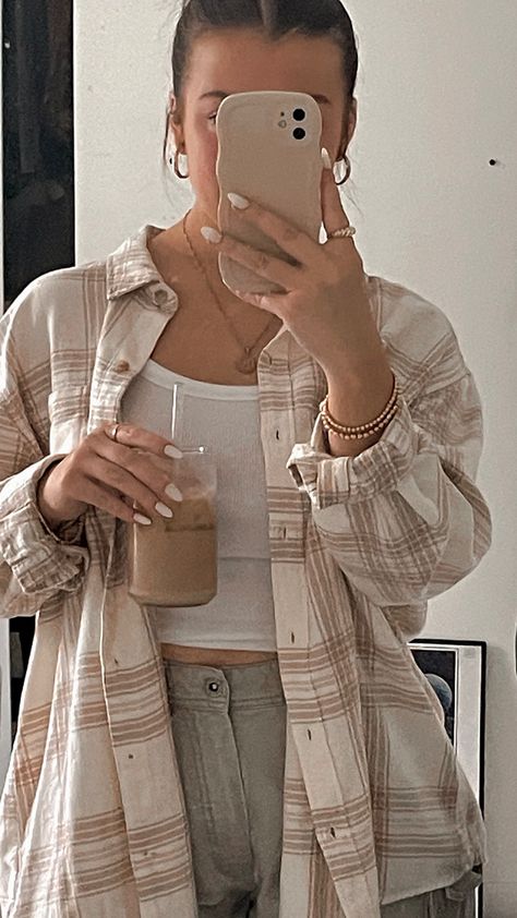 Flanal Outfits Winter, Autumn Outfits Flannel, Beige Aesthetic Outfit Girl, Coffee Girl Aesthetic Outfit, Flannel Aesthetic Outfits, Light Brown Flannel Outfit, Flannels Aestethic, Cream Flannel Outfit, Beige Flannel Outfits