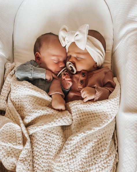 Kenzie Lunt en Instagram: “Only been waiting 9 months for this picture, they’re gonna be actual besties🥺🤍” Kenzie Lunt, Baby Vision, Sibling Photography, Future Mommy, Mommy Goals, Cute Asian Babies, Newborn Twins, Four Kids, Asian Babies