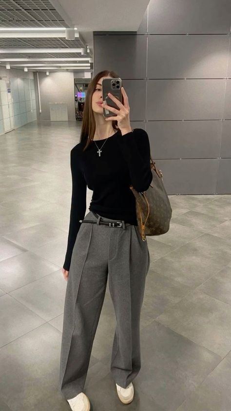 Grey Trousers Outfit, Grey Pants Outfit, Look Office, Trouser Outfit, Long Sleeve Outfits, Uni Outfits, Work Fits, Grey Outfit, Looks Black