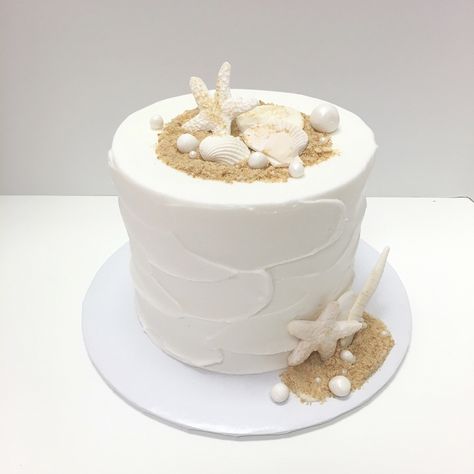 White Ocean Cake Simple Beach Cake, Cake By The Ocean, Beach Birthday Cake Aesthetic, Sand Birthday Cake, Beach Cake, Birthday Cake Beach Theme, Ocean Aesthetic Birthday Cake, Birthday Cake On The Beach, Hawaii Cake