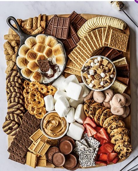 Food Platters Ideas, Platters Ideas, Snack Boards, Pyjamas Party, Beautiful Boards, Dessert Platter, Charcuterie Inspiration, Sleepover Food, Snack Board