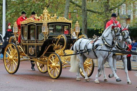 Bentley Suv, St Edward's Crown, Defender Td5, Sandringham House, Horse Drawn Carriage, Royal Collection Trust, Imperial Crown, Last Ride, The Royal Collection