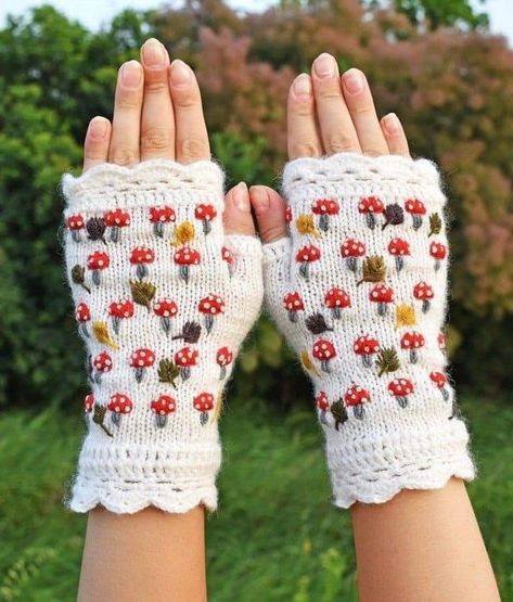 Mode Indie, Glove Pattern, Crochet Gloves Pattern, Crochet Mignon, Gloves Design, Crochet Fingerless Gloves, Fingerless Gloves Knitted, Crochet Gloves, Fun Crochet Projects