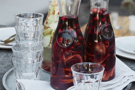 Grab the duo of recipes for these red and white sangria! They are packed with fall and winter fruits, great wine and they serve a crowd! Sangria Party, Pineapple Sangria, Citrus Sangria, Spanish Dinner, Paella Party, Cooking Pork Roast, Tapas Party, Whats Gaby Cooking, Coffee With Alcohol