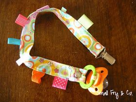 Taggie Toys, Pacifier Clips Diy, Diy Sy, Binky Clips, Diy Baby Gifts, Dummy Clips, Baby Sewing Projects, Clip Holder, Quilt Baby