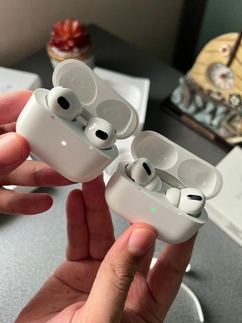 Bitten Apple, Apple Gadgets Iphone, Logo Online Shop, Earphone Bluetooth, Airpods Apple, Iphone Obsession, Air Pods, Wireless Earbuds, Airpods Pro