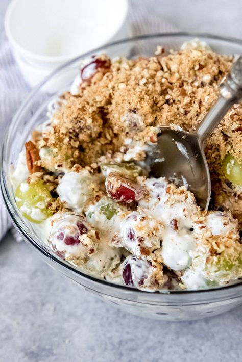 Creamy Grape Salad, Grape Salad Recipe, Sour Cream Substitute, Salads For A Crowd, Easter Side Dishes, Sugared Pecans, Heath Bars, Salad Fruit, Grape Salad