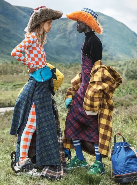 Mode Tartan, Nike Tenis, Tartan Fashion, Fashion Shooting, Mode Editorials, Natural Fashion, Nature Fashion, Armani Privé, Western Dress