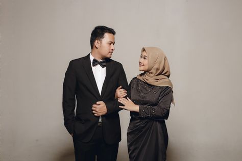 Hijab couple prewedding studio photoshoot Womens Photography, Prewedding Studio, Hijab Couple, Prewedding Ideas, Pre Wedding Photoshoot Outfit, Wedding Photo Studio, Studio Poses, Wedding Photoshoot Poses, Studio Photography Poses