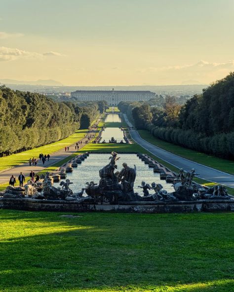 Davide Losapio on Instagram: “LA REGGIA DI CASERTA ❤️🏰🎥📸🇮🇹🌍 I believe than anyone should visit Reggia di Caserta palace and its famous garden at least once in life 😍…” Caserta Palace, Foto Inspo, Famous Gardens, Living Forever, Pretty Places, Versailles, Palace, Dolores Park, Castle