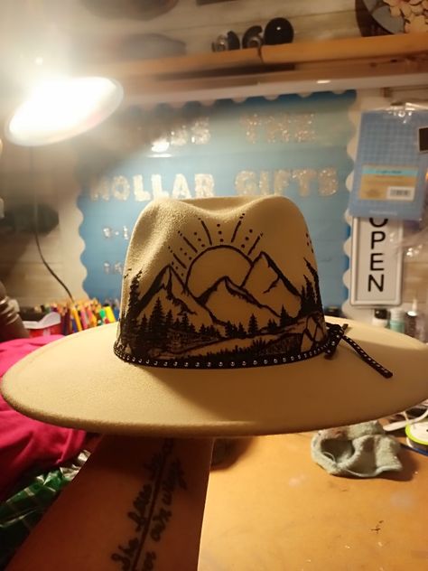 Painted Hats For Women Diy, Burnt Hat Design Ideas, Hat Pyrography, Painting Hats, Burnt Hats, Hat Trends, Hat Painting, Cowboy Hat Design, Hat Burning