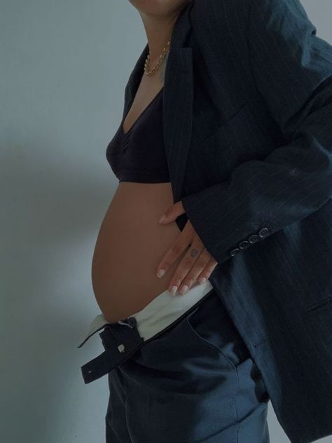 Pregnant Women Aesthetic, Pregnant Woman Aesthetic, Pregnant Aesthetic, Pregnancy Aesthetic, 20 Weeks Pregnant, Baby Luna, Teen Pregnancy, Dresses For Pregnant Women, Black Girls With Tattoos