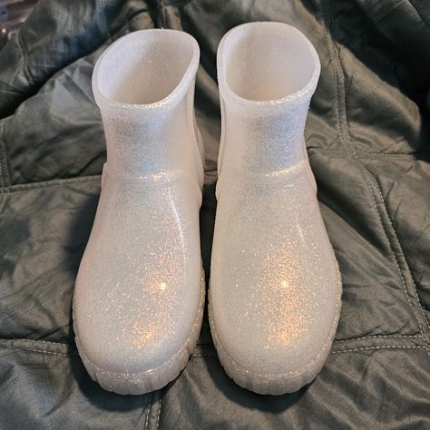 Ugg Sparkly, Waterproof Drizlita Rainboots Size 1 Little Girl/Youth New Without The Box! Smoke Free And Pet Free Home! "The Drizlita Is A Waterproof Rainboot That Kids Will Love. Featuring An Insole Lined In Our Signature Uggplush Wool Blend To Deliver The Unparalleled Feeling Of Ugg, It's A Cozy And Colorful Silhouette That Makes A Statement In Any Level Of Downpour. Match With Your Little One In The Drizlita, Available In Adult Sizing." Waterproof One-Piece Injection Uppers Synthetic Upper Gli Shoes Ugg, Kids Uggs, Woven Labels, Rain And Snow Boots, Ugg Shoes, Snow Boots, Rain Boots, Kids Shoes, New Color