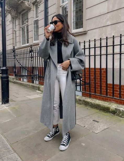 Long Grey Coat Outfit, Grey Coat Outfit Winter, Black Shirt Outfit, Grey Coat Outfit, Mantel Outfit, Winter Coat Outfits, Stylish Winter Outfits, Daily Fashion Inspiration, Europe Outfits