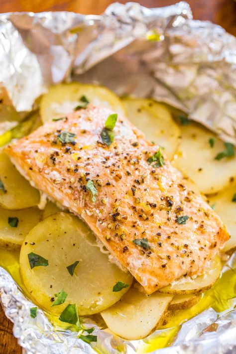 Easy Salmon and Potato Foil Packets - Juicy, moist salmon that's loaded with flavor! Ready in 30 minutes, zero cleanup, and a foolproof way to cook salmon and look like a gourmet cook!! Salmon And Potatoes, Potato Foil Packets, Tin Foil Meals, Salmon Foil Packets, Foil Packet Potatoes, Lemon Butter Salmon, Foil Dinners, Baked Fish Recipes, Foil Pack Meals