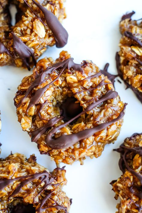 Healthy Samoa Cookies (Easy no bake recipe!) Samoa Cookies Healthy, Chocolate Protein Smoothie, Samoa Cookies, No Bake Recipe, Healthy Homemade Snacks, Baked Peach, Healthy Cookie Recipes, Cookies Easy, Baking Recipes Cookies