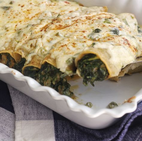 Looking for a great make-ahead meal? Try these Spinach Enchiladas. Vegetarian Enchiladas Recipe, Emeril Recipes, Emeril Lagasse Recipes, Spinach Enchiladas, Spinach Tortilla, Vegetarian Enchiladas, Chile Peppers, Fresh Spinach, Enchilada Recipes